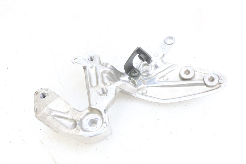 photo de PLATINA APOYA PIE DELANTERO DERECHO YAMAHA YZF R THUNDERCAT 600 (1996 - 2003) - Zoom estado de uso
