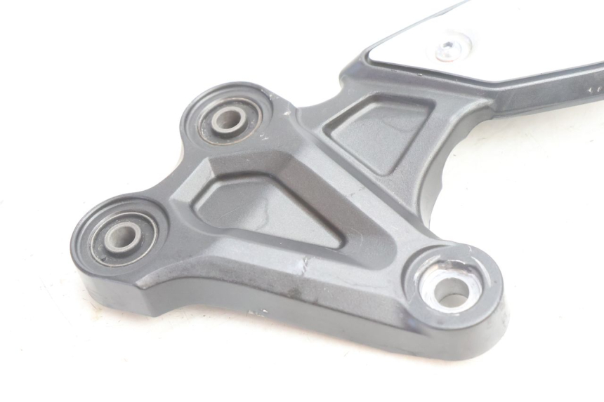 photo de SOPORTE ESTRIBERA DELANTERA IZQUIERDA YAMAHA FZ8 800 (2010 - 2016) - Primer plano técnico