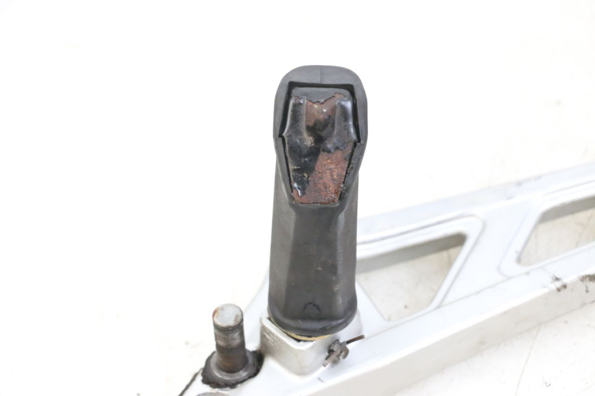 photo de SOPORTE ESTRIBERA DELANTERA IZQUIERDA HYOSUNG GF 125 (2001 - 2005) - Zoom estado de uso