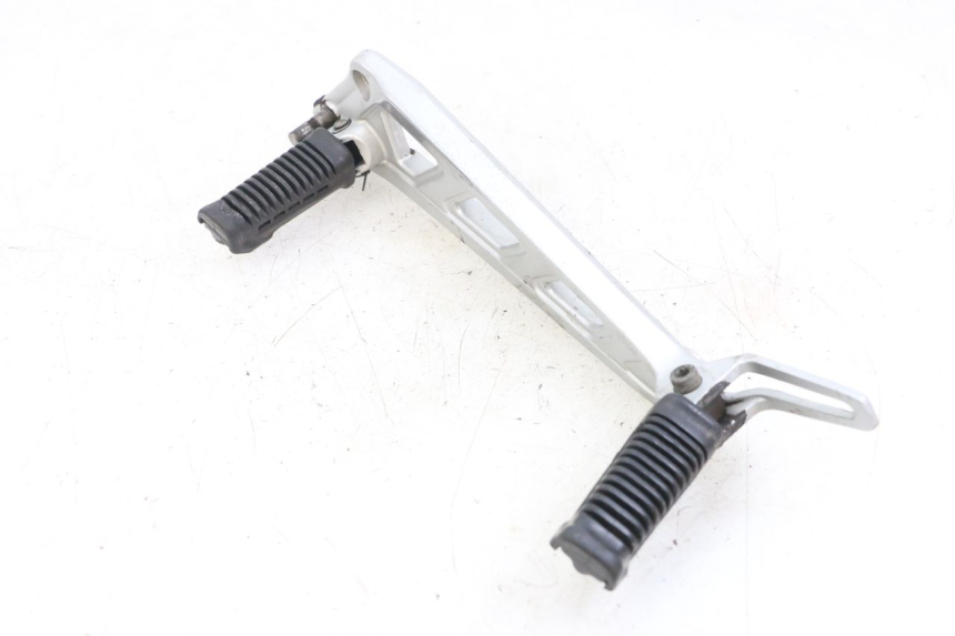 photo de SOPORTE ESTRIBERA DELANTERA IZQUIERDA HYOSUNG GF 125 (2001 - 2005) - Detalles de los puntos de fijación