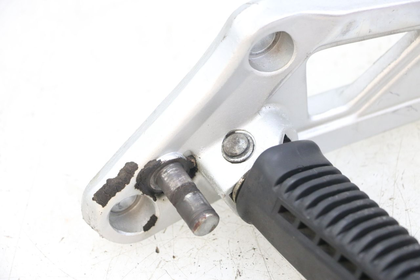 photo de SOPORTE ESTRIBERA DELANTERA IZQUIERDA HYOSUNG GF 125 (2001 - 2005) - Estado de la superficie y material