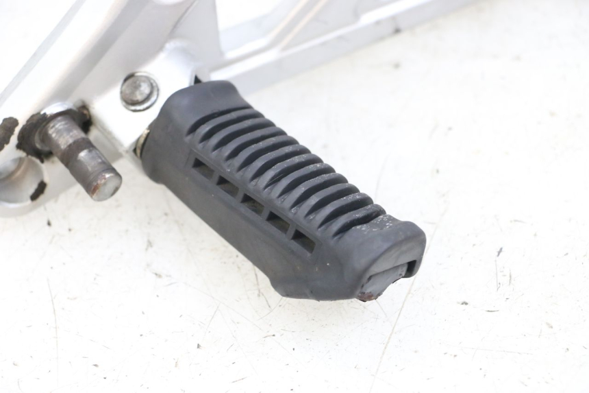 photo de SOPORTE ESTRIBERA DELANTERA IZQUIERDA HYOSUNG GF 125 (2001 - 2005) - Recambio usado revisado