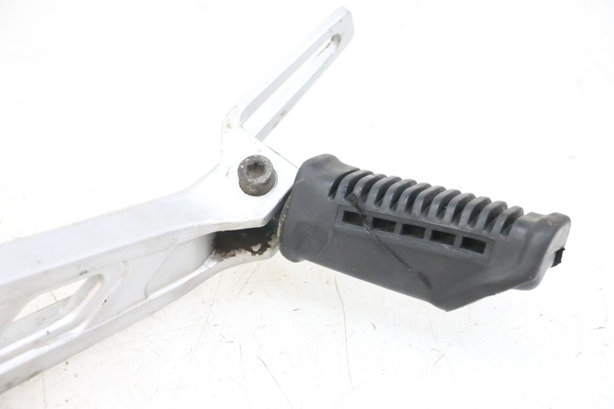 photo de SOPORTE ESTRIBERA DELANTERA IZQUIERDA HYOSUNG GF 125 (2001 - 2005) - Marcados y referencias originales