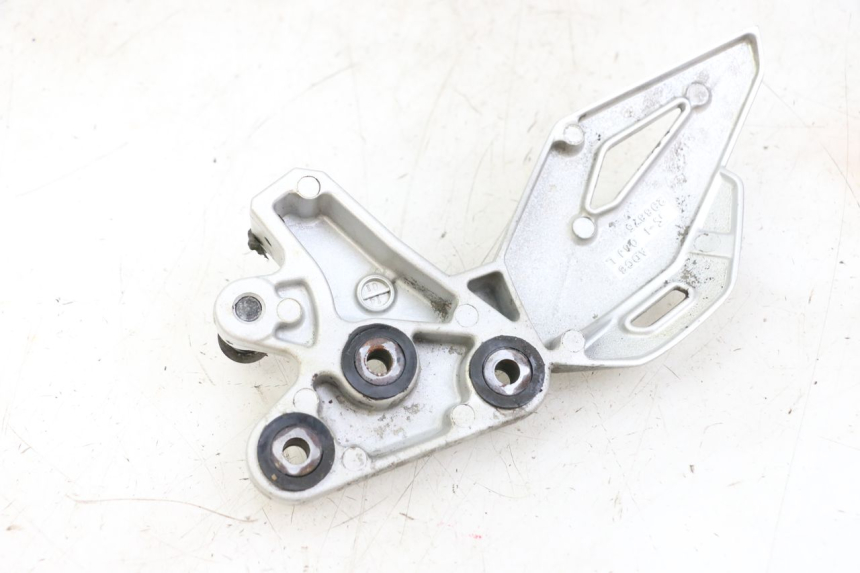 photo de SOPORTE ESTRIBERA DELANTERA IZQUIERDA SUZUKI GSR 750 (2011 - 2017) - Primer plano técnico