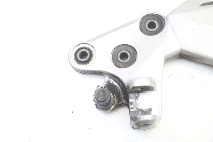 photo de SOPORTE ESTRIBERA DELANTERA IZQUIERDA SUZUKI GSR 750 (2011 - 2017) - Detalle de la pieza