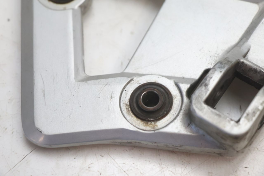 photo de SOPORTE ESTRIBERA DELANTERA IZQUIERDA SUZUKI GSX F GSXF 750 (1988 - 1998) - Detalle de la pieza