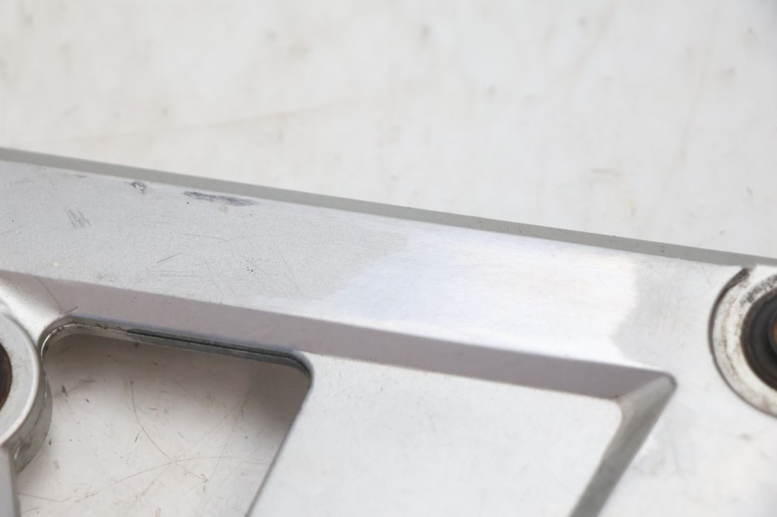 photo de SOPORTE ESTRIBERA DELANTERA IZQUIERDA SUZUKI GSX F GSXF 750 (1988 - 1998) - Zoom estado de uso