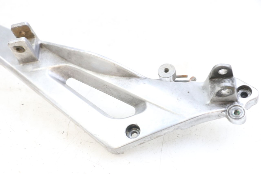 photo de PLATINA APOYA PIE DELANTERO IZQUIERDO HONDA NTV DEAUVILLE 650 (1998 - 2001) - Primer plano técnico