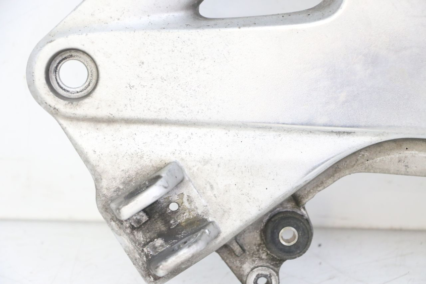 photo de SOPORTE ESTRIBERA DELANTERA IZQUIERDA HONDA ST PAN EUROPEAN 1300 (2002 - 2013) - Recambio usado revisado