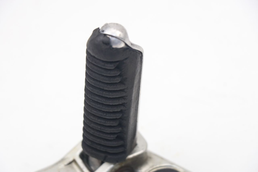 photo de SOPORTE ESTRIBERA DELANTERA IZQUIERDA SUZUKI GSX F GSXF 750 (1988 - 1998) - Zoom estado de uso