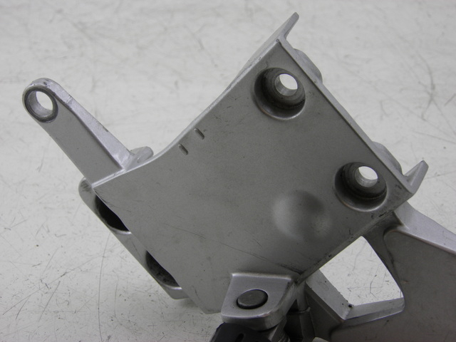 photo de SOPORTE ESTRIBERA DELANTERA IZQUIERDA YAMAHA FJR 1300 (2004 - 2005) - Detalles de los puntos de fijación