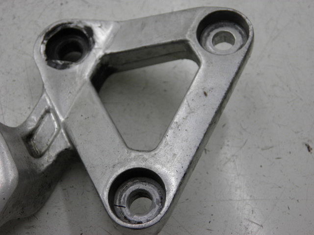 photo de PLATINA APOYA PIE DELANTERO IZQUIERDO YAMAHA FZS FAZER 600 (1998 - 2001) - Detalle de la pieza