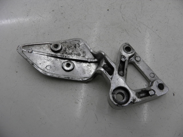 photo de PLATINA APOYA PIE DELANTERO IZQUIERDO YAMAHA FZS FAZER 600 (1998 - 2001) - Otra perspectiva