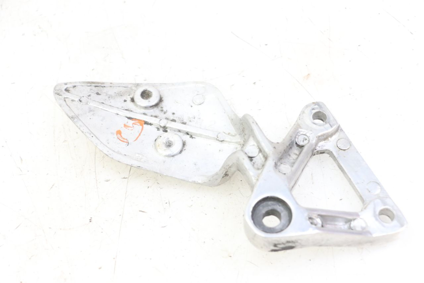 photo de PLATINA DE APOYO DELANTERO IZQUIERDO YAMAHA FZS FAZER 600 (2001 - 2003) - Primer plano técnico
