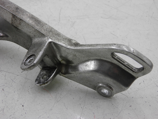 photo de SOPORTE ESTRIBERA DELANTERA IZQUIERDA YAMAHA TDM 900 (2004 - 2006) - Primer plano técnico