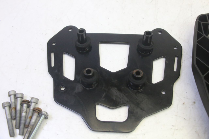 photo de SOPORTE PIAGGIO MP3 HPE 350 (2018 - 2020) - Detalles de los puntos de fijación