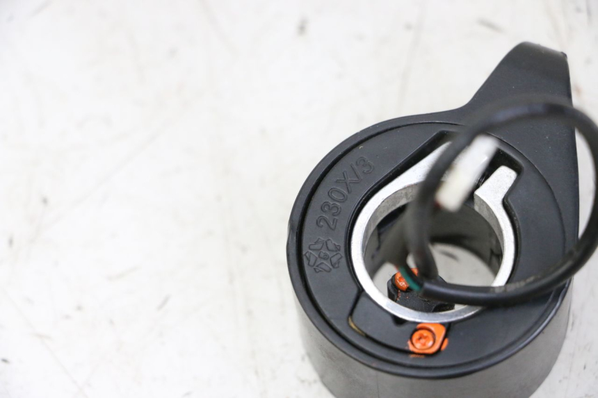 photo de MANETA DE ACELERADOR URBANGLIDE 100XS 1 - Primer plano técnico