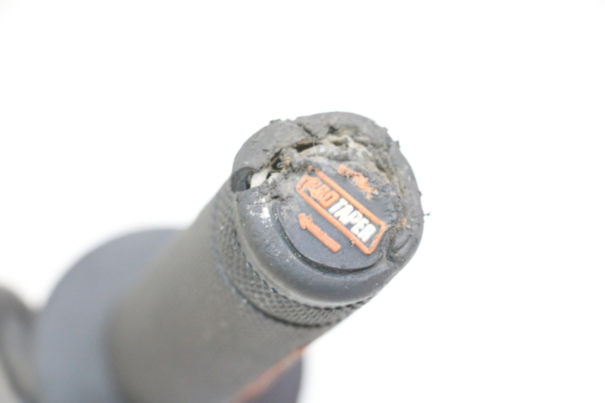 photo de PUñO DEL ACELERADOR APOLLO RFZ 125 - Primer plano técnico