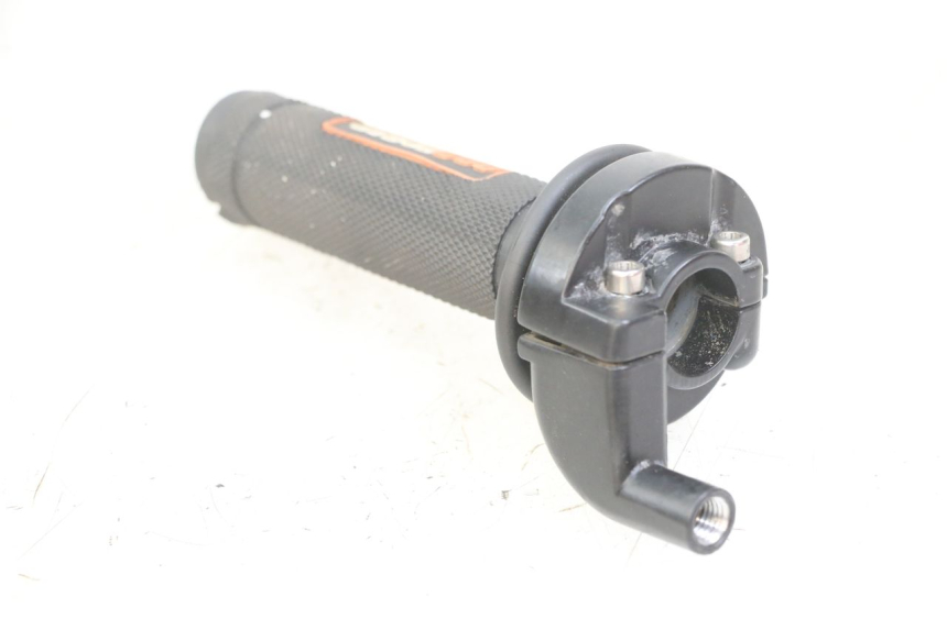 photo de PUñO DEL ACELERADOR APOLLO RFZ 125 - Detalles de los puntos de fijación