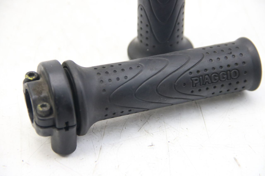 photo de PUñO DEL ACELERADOR PIAGGIO BEVERLY 125 (2010 - 2015) - Otra perspectiva