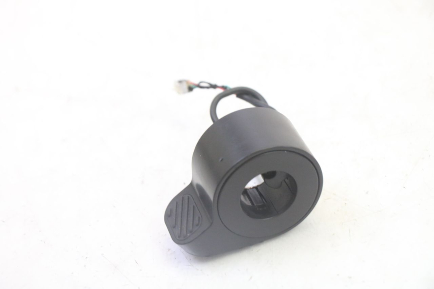 photo de MANETA DE ACELERADOR SEGWAY NINEBOT F65I 1 - Zoom estado de uso