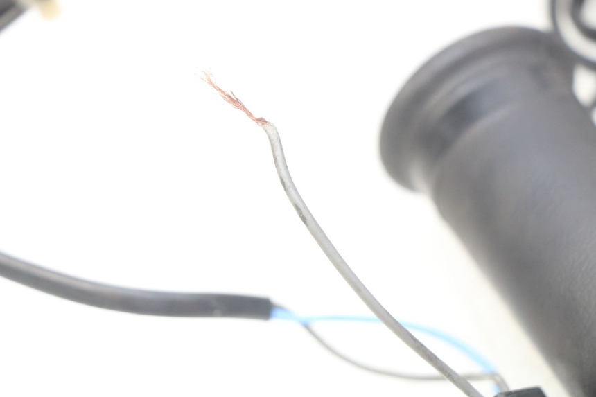 photo de PUñO DEL ACELERADOR HONDA FES PANTHEON 2T 125 (1998 - 2002) - Primer plano técnico