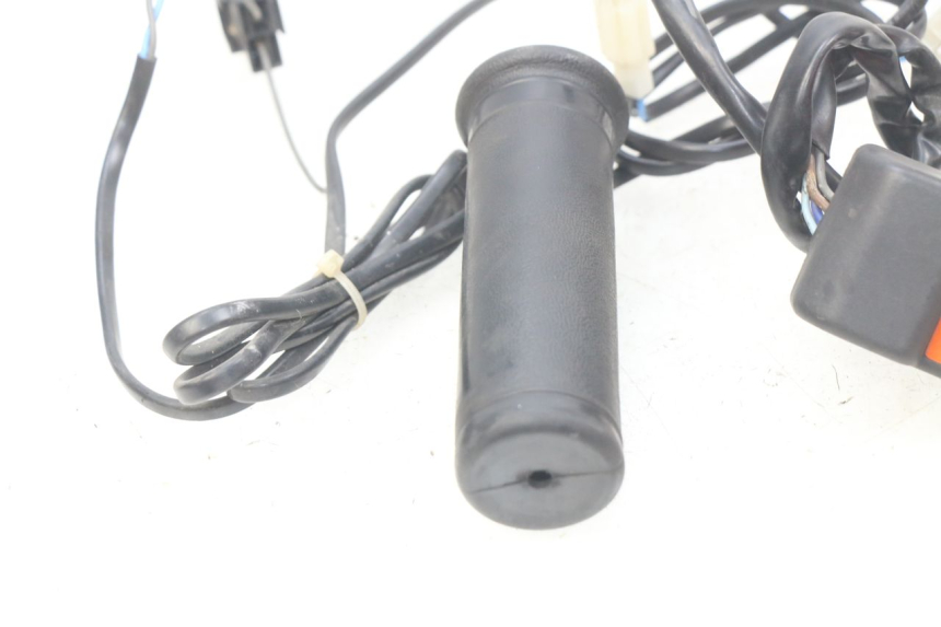 photo de PUñO DEL ACELERADOR HONDA FES PANTHEON 2T 125 (1998 - 2002) - Marcados y referencias originales