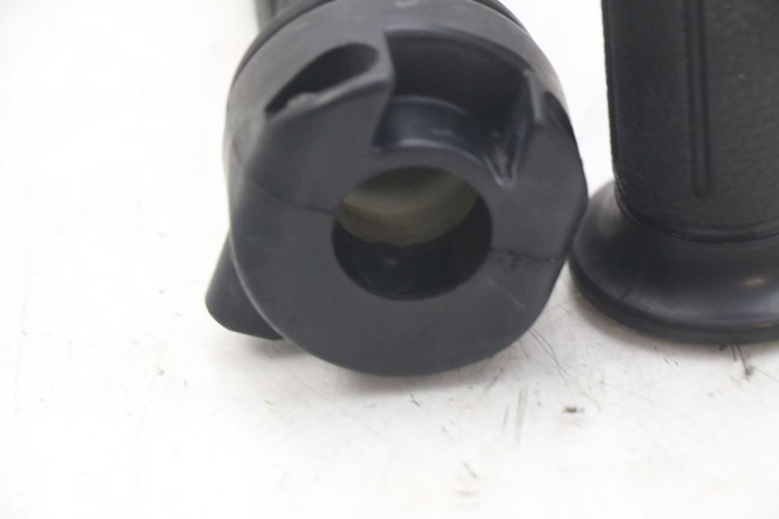 photo de PUñO DEL ACELERADOR HONDA FES PANTHEON 2T 125 (1998 - 2002) - Zoom estado de uso