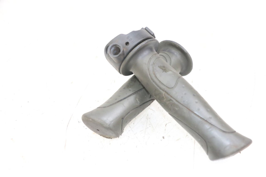 photo de PUñO DEL ACELERADOR SYM FIDDLE 2 50 (2008 - 2013) - Detalle de la pieza