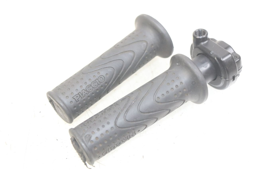 photo de PUñO DEL ACELERADOR PIAGGIO FLY 4T 50 (2013 - 2017) - Zoom estado de uso