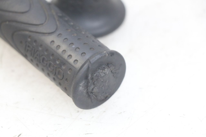 photo de PUñO DEL ACELERADOR PIAGGIO FLY 4T 50 (2013 - 2017) - Primer plano técnico