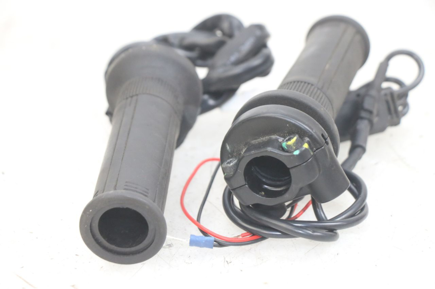 photo de PUñO DEL ACELERADOR PIAGGIO MEDLEY 125 (2016 - 2023) - Detalle de la pieza