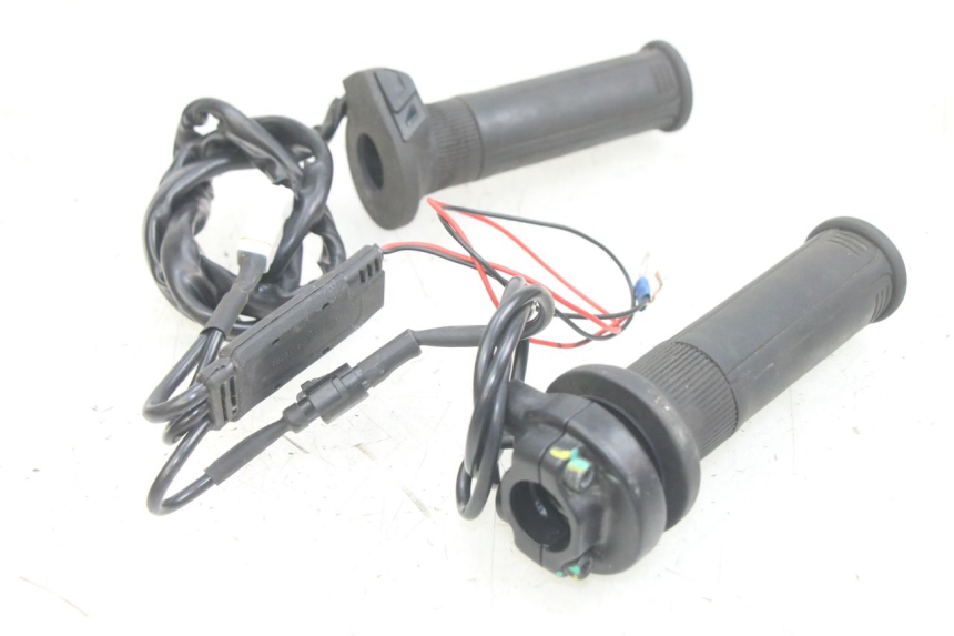 photo de PUñO DEL ACELERADOR PIAGGIO MEDLEY 125 (2016 - 2023) - Primer plano técnico