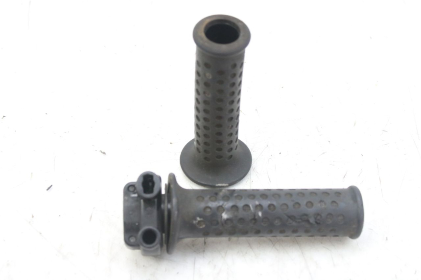 photo de PUñO DEL ACELERADOR PIAGGIO MP3 RL 250 (2006 - 2010) - Primer plano técnico