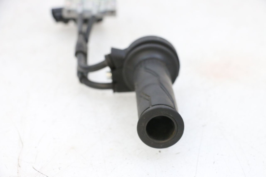 photo de ACELERADOR YAMAHA NEO'S CORE 1 (2022 - 2026) - Primer plano técnico