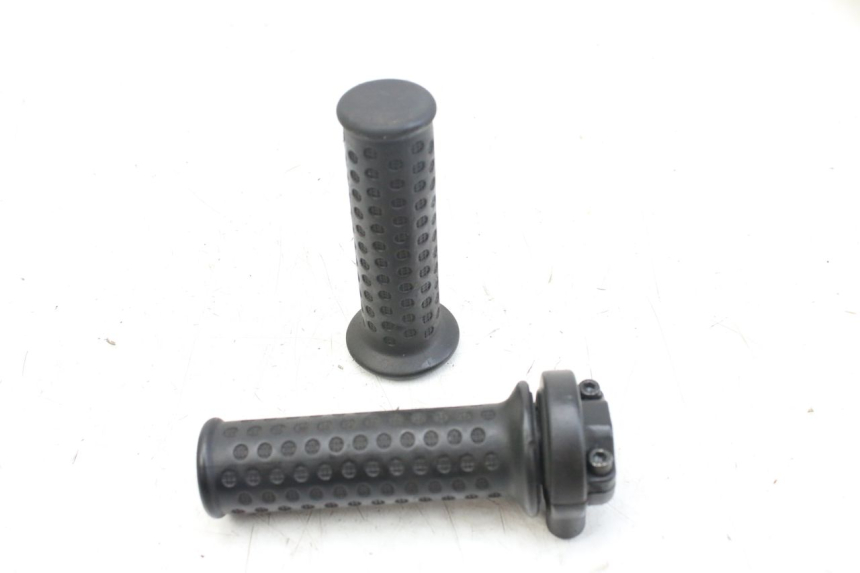 photo de PUñO DEL ACELERADOR PIAGGIO NEW TYPHOON 50 (2018 - 2021) - Detalles de los puntos de fijación