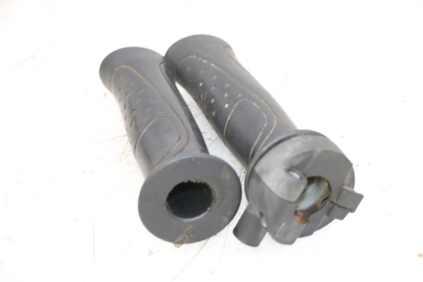 photo de PUñO DEL ACELERADOR SYM ORBIT 2 4T 50 (2008 - 2017) - Primer plano técnico