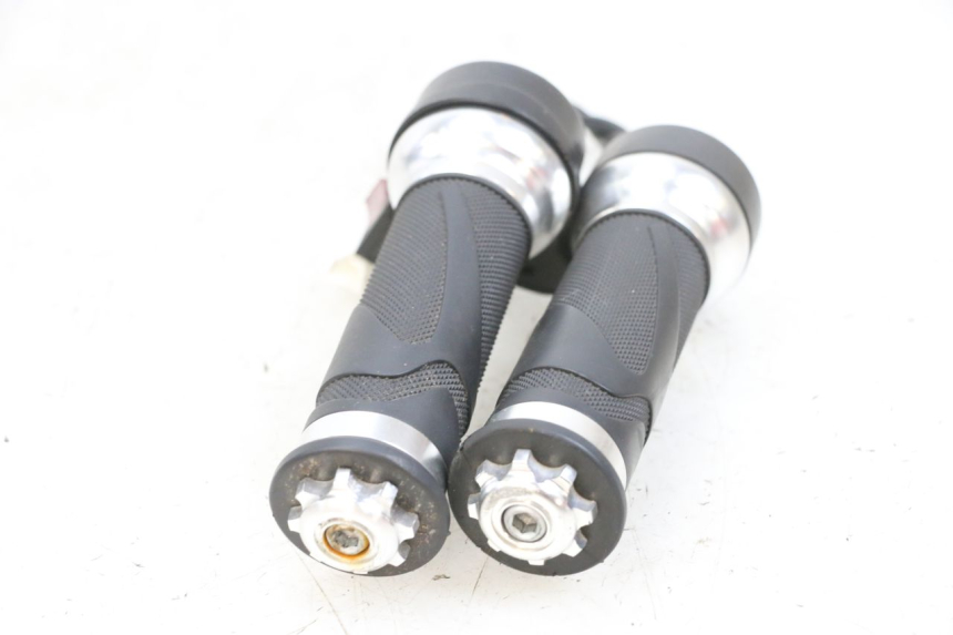 photo de ACELERADOR EFUN PUSA 1 - Detalles de los puntos de fijación