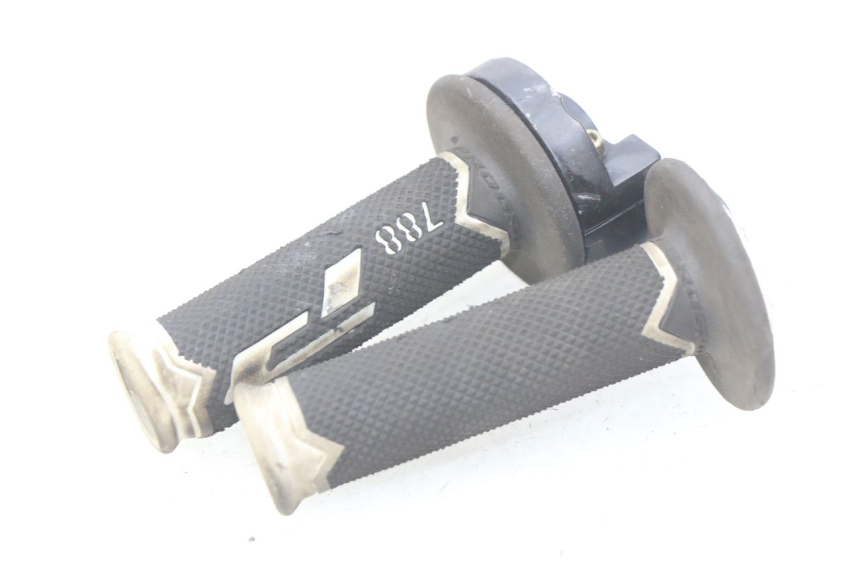 photo de PUñO DEL ACELERADOR APOLLO RFZ 125 - Primer plano técnico