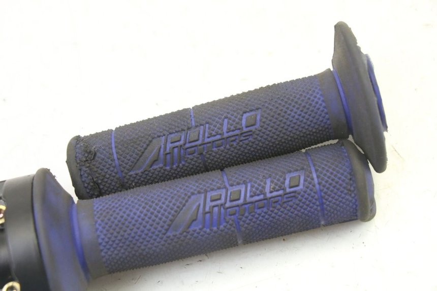 photo de PUñO DEL ACELERADOR APOLLO RFZ 125 - Zoom estado de uso