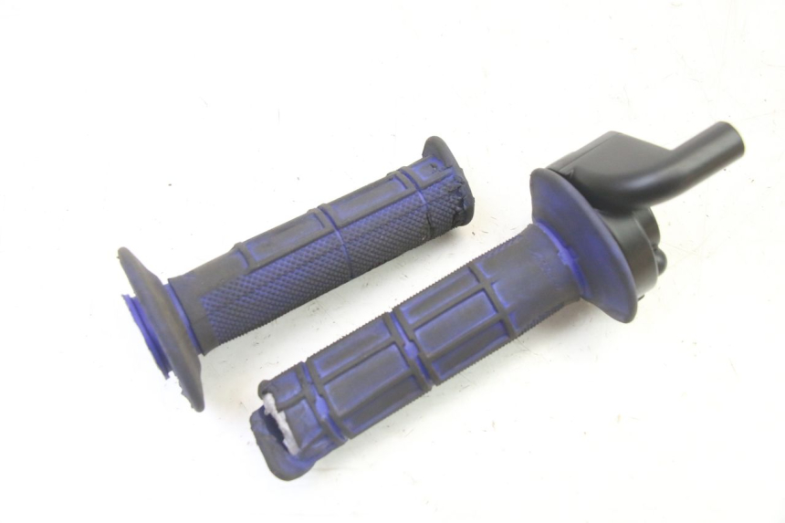 photo de PUñO DEL ACELERADOR APOLLO RFZ 125 - Detalles de los puntos de fijación