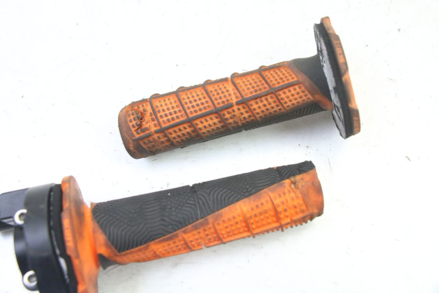 photo de PUñO DEL ACELERADOR APOLLO RFZ 125 - Detalle de la pieza