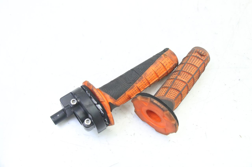 photo de PUñO DEL ACELERADOR APOLLO RFZ 125 - Zoom estado de uso