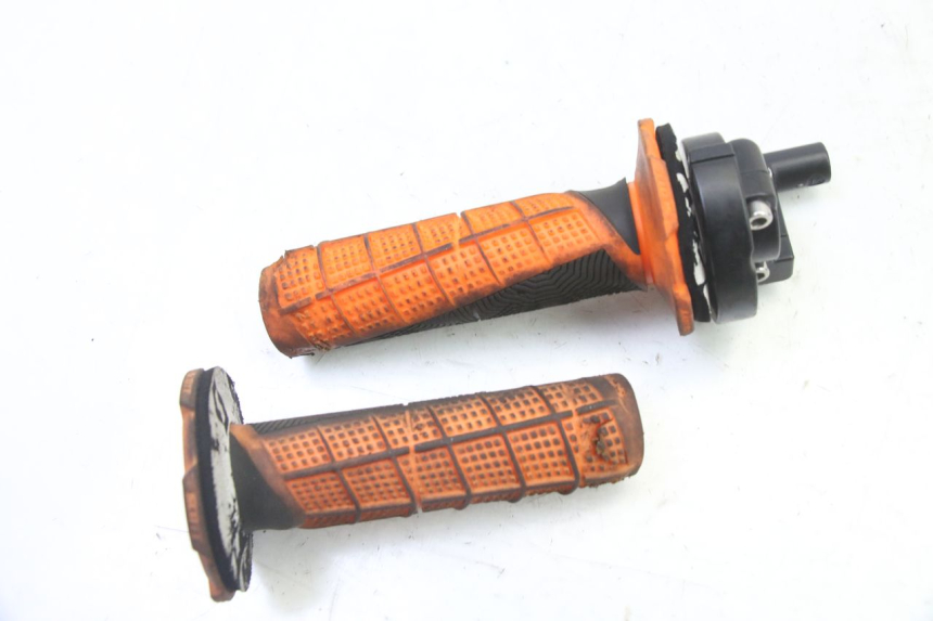 photo de PUñO DEL ACELERADOR APOLLO RFZ 125 - Primer plano técnico