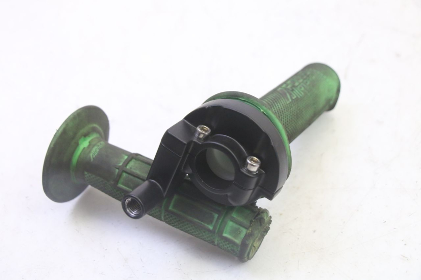 photo de PUñO DEL ACELERADOR APOLLO RFZ 125 - Primer plano técnico