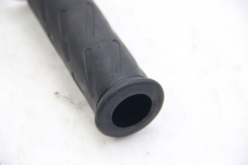 photo de PUñO DEL ACELERADOR SUZUKI SIXTEEN 125 (2008 - 2010) - Detalle de la pieza