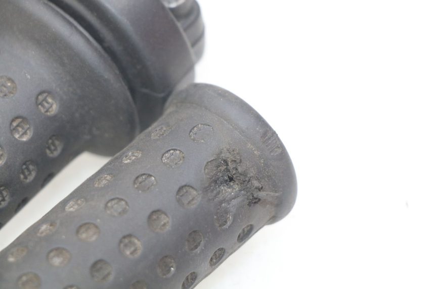 photo de PUñO DEL ACELERADOR APRILIA SR 2T 50 (2018 - 2022) - Zoom estado de uso