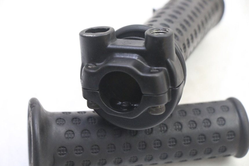 photo de PUñO DEL ACELERADOR APRILIA SR 2T 50 (2018 - 2022) - Primer plano técnico