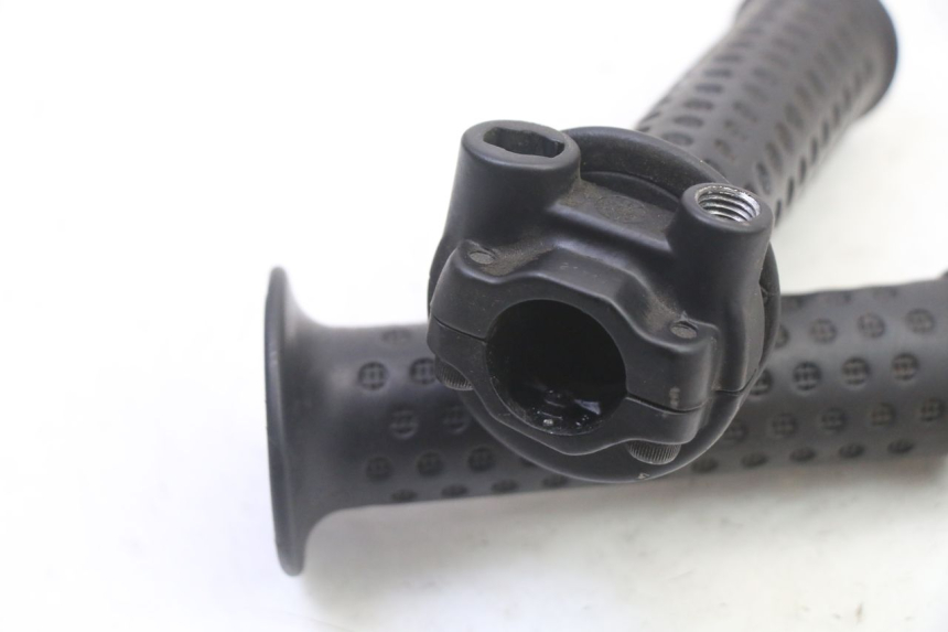 photo de PUñO DEL ACELERADOR APRILIA SXR 50 (2021 - 2023) - Zoom estado de uso