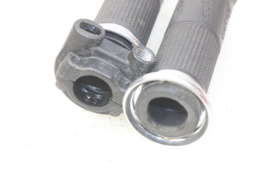 photo de PUñO DEL ACELERADOR PIAGGIO VESPA GTS IGET ABS 125 (2017 - 2023) - Detalle de la pieza